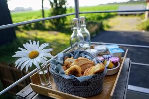 Bois-GrenierSpa privatif à la ferme - Haut de gamme - Atypique的野餐桌,包括一篮面包和 ⁇ 菊