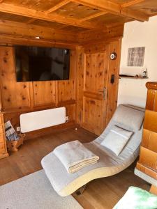 PeistBambi Lodge Ferienwohnung auf knapp 1400 m nahe Arosa的客厅配有大屏幕平面电视