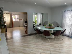 BelasCasa Luxuosa na Ilha do Mussulo的用餐室以及带桌椅的厨房。