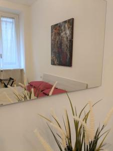 米兰Art Home Apartment Navigli的墙上画的镜子