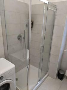 米兰Art Home Apartment Navigli的带淋浴的浴室和洗衣机。