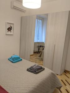 米兰Art Home Apartment Navigli的一间卧室配有带毛巾的床