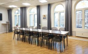 奥斯陆科奇膳食公寓酒店的一间会议室,配有长桌子和椅子