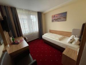 汉堡阿尔布霍夫酒店的酒店客房设有床和窗户。