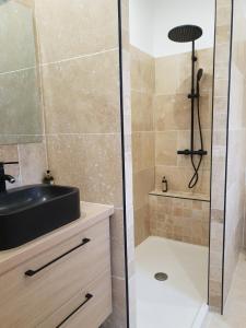 马奇纳奇奥斯特拉滨海酒店的设有带黑色水槽和浴缸的淋浴的浴室