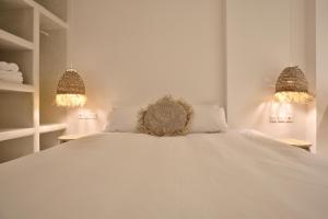 帕罗奇亚KOKOON的一间卧室配有白色床和两盏灯