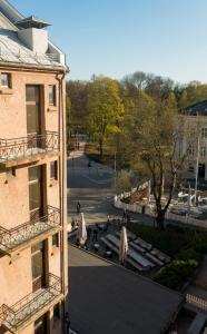 奥斯陆科奇膳食公寓酒店的享有带遮阳伞和庭院的建筑景致