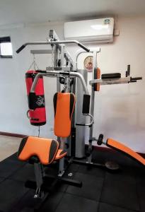 布兰太尔33山林小屋的跑步机上带两把橙色椅子的健身房