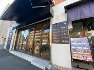 东京STAY WORK ASAKUSA guest house 浅草店的城市街道上建筑物前面的商店