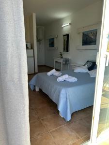 米乔尔海滩Estudi Es Carnatge的一间卧室配有带毛巾的床