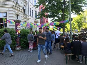 柏林柏林经典格兰德旅舍的一群人沿着街道走着