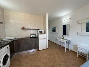 米乔尔海滩Estudi Es Carnatge的厨房配有白色冰箱和微波炉