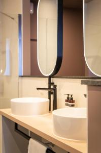 格罗宁根Hotel Halbert的浴室设有2个水槽和2个镜子