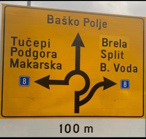 巴什卡沃达OAZA MIRA Mobile Houses - Camp Baško Polje #BestOffer的黄色的街道标志,箭头指向不同的方向