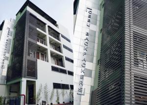 宿务Cebu Backpackers Hostel的两栋名称为酒店大楼