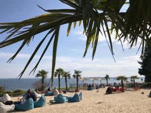 希尔克道夫Wolkenloft mit Meerblick und Schwimmbad - Haustiere willkommen的一群人坐在海滩上