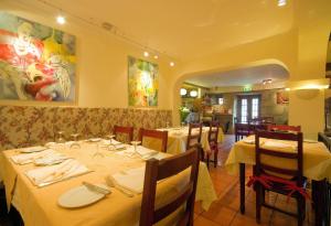 阿尔德亚达斯金塔达吉雅乡村酒店的用餐室配有带白色桌布的桌子