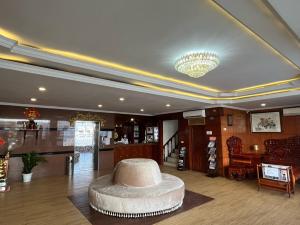 金边Chung Hsin Hotel 中信酒店的大房间中间有一个圆形座位