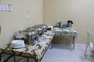 阿尔哈姆拉Jabel shams stars house的桌子上放有盘子,锅和平底锅的桌子