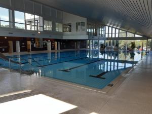 希尔克道夫Wolkenloft mit Meerblick und Schwimmbad - Haustiere willkommen的大楼内的大型游泳池