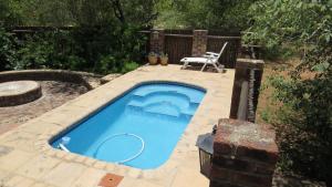 玛洛斯帕克Crowe's Nest的庭院内带桌椅的游泳池