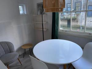 多德雷赫特布洛姆安德格拉施酒店的窗户客房内的白色桌椅