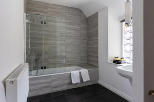 WinsfordThe Royal Oak Exmoor的带浴缸和盥洗盆的浴室