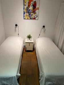 多德雷赫特布洛姆安德格拉施酒店的两张睡床彼此相邻,位于一个房间里