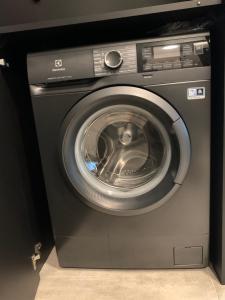 什切青Urban Apartment Deluxe Kamienica Nova 3的客房内的洗衣机及其洗衣机