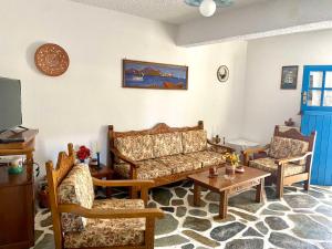 DhragoulásGaia home的客厅配有沙发、两把椅子和一张桌子