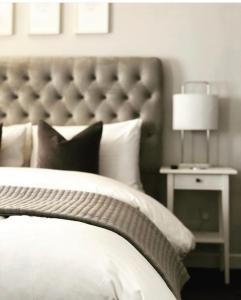 布莱克浦查德贝瑞住宿加早餐旅馆的卧室配有一张白色的床和大型床头板