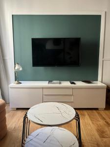 凯恩Le 7的客厅配有平面电视和2把椅子