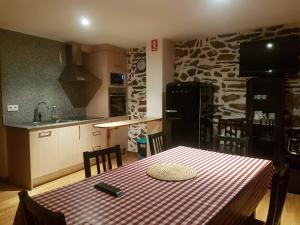 MarcelleCasa Felisa Marcelle的厨房配有一张桌子和红白的桌布