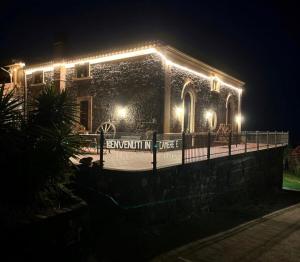 拉加尔纳Villa Casina dell'Etna的夜晚点亮的房屋,灯火在里面