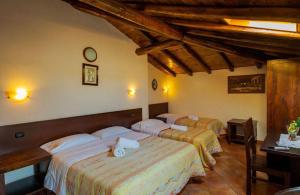 拉加尔纳Villa Casina dell'Etna的带木天花板的三张床