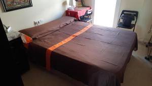 巴塞罗那"Casa TOLIMA"的一间卧室配有一张带棕色棉被的大床
