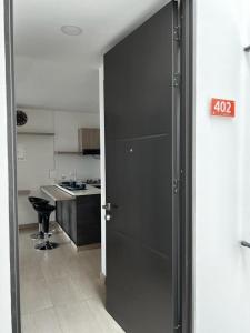 Apartamento de lujo Manizales的厨房或小厨房