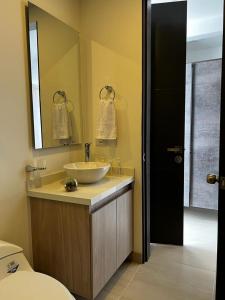 马尼萨莱斯Apartamento de lujo Manizales的一间带水槽和卫生间的浴室
