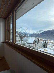 圣莫里茨New! Cozy, central apartment with a stunning view的享有白雪 ⁇ 山景的窗户