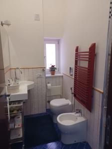 托雷德尔格雷科MiraCapri Home - the strategic centre between Napoli and Sorrento的浴室配有白色卫生间和盥洗盆。