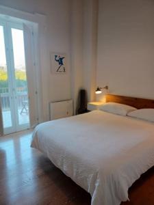 托雷德尔格雷科MiraCapri Home - the strategic centre between Napoli and Sorrento的卧室配有白色的床和滑动玻璃门