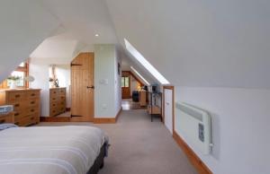 AngersleighThe Chalet Somerset的一间带两张床的卧室和一个带楼梯的走廊