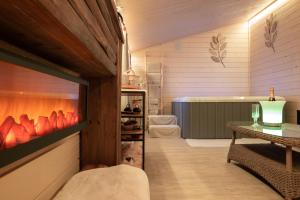 蒂尔特B&B 't Motjeshof的客房设有壁炉、桌子和浴缸。