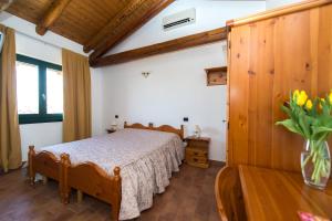 LauzaccoAgriturismo Le oche selvatiche的卧室配有一张床