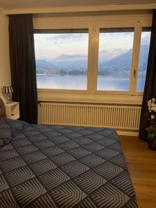 帕拉迪索Alloggio con favolosa vista lago Lugano Paradiso的一间卧室设有大窗户,享有水景