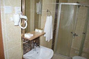 阿德亚曼瓦迪伊莱蒙酒店 的带淋浴和盥洗盆的浴室
