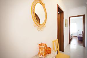 法鲁Apartamento Maresia的墙上的镜子,桌子