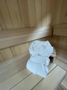 戈德马图杰克Alpine Wooden Villa with a View的桑拿浴室里一套白色毛巾