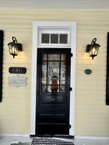 滨湖尼亚加拉Heritage House Niagara的房子前面的黑色门