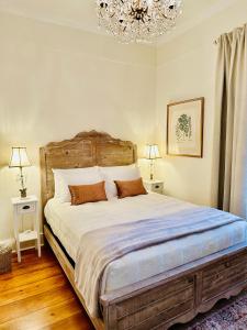 滨湖尼亚加拉Heritage House Niagara的一间卧室配有一张带吊灯的大床